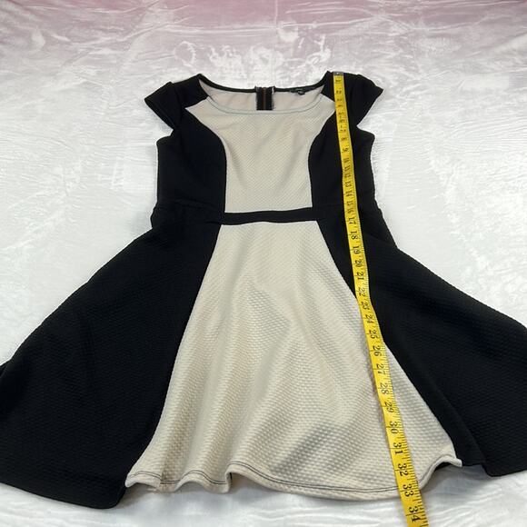 Sequin Hearts black and cream color block fit and flare dress, size 9 - Picture 4 of 9